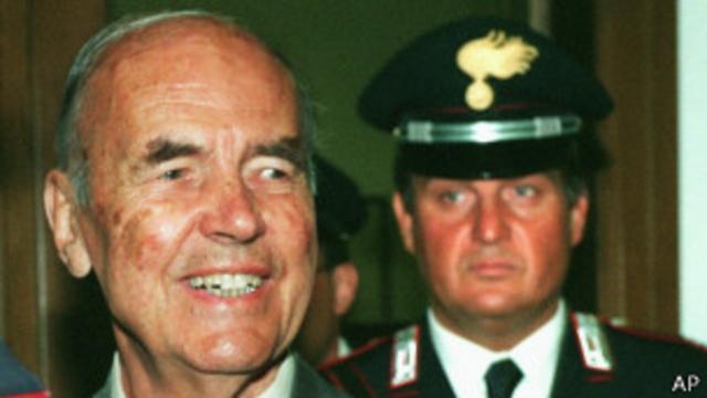 Бывший офицер СС Прибке был осужден в конце 1990-х за участие в убийстве более 300 человек в 1944 году в Риме