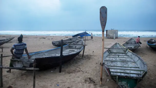 بھارت میں نامہ نگاروں کا کہنا ہے کہ بھارت کا مشرقی ساحل اور بنگلہ دیش میں اکثر اپریل اور نومبر کے مہینوں کے درمیان سمندری طوفان آتے رہتے ہیں جن کی وجہ سے جانی اور مالی نقصان ہوتا ہے۔