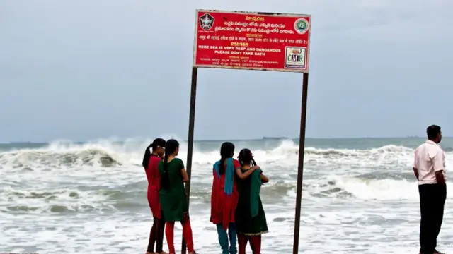 بھارتی محکمہِ موسمیات نے پیش گوئی کے مطابق یہ طوفان 220 کلومیٹر فی گھنٹہ کی رفتار سے چلنے والی ہوائیں اپنے ساتھ لے کر آئے گا