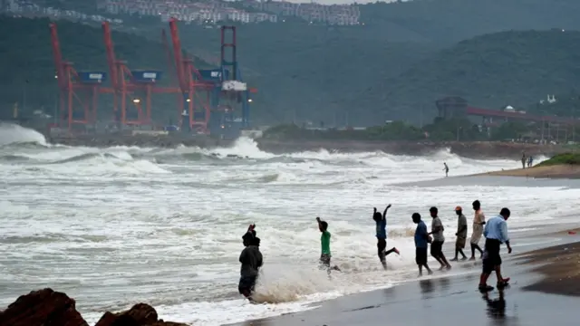 سمندری طوفان فائلن کو ماہرِ موسمیات نے ’انتہائی شدید‘ طوفان کہا ہے اور یہ سنیچر کی شام بھارتی ریاستوں اڑیسہ اور آندھرا پردیش کے ساحلوں سے ٹکرائے گا