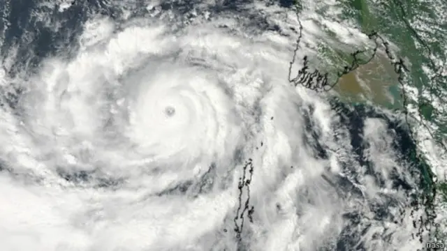 Otoritas terkait mengatakan badai Phailin akan tiba di wilayah timur India pada Sabtu malam.