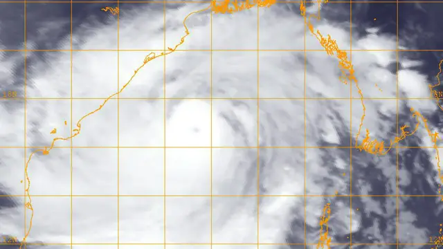 أوضحت صور الأقمار الاصطناعية أن الإعصار أصبح على بعد نحو 300 كيلومتر من الشاطيء الهندي ومن المتوقع أن يصل إلى اليابسة مساء السبت.