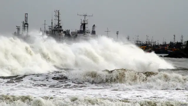 حذر خبراء الأرصاد الجوية من خطورة الإعصار الذى من المتوقع أن يضرب ولايتى أوديشا واندرا براتيش، ويرجح الخبراء أن يكون مصحوبا برياح تبلغ سرعتها 220 كيلومترا فى الساعة.