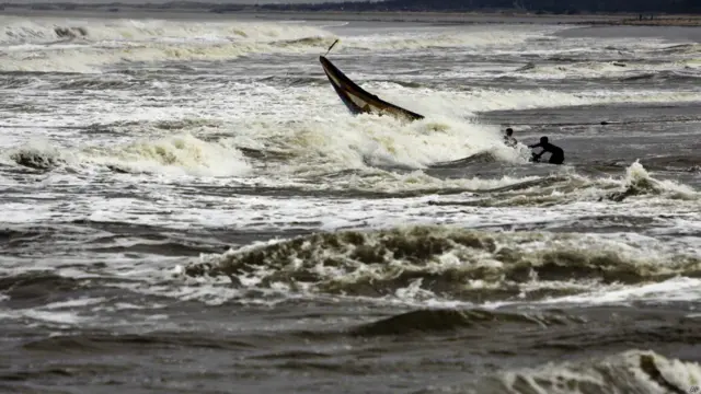 وقالت إدارة الإغاثة في أوديشا إن سرعة الرياح تشتد.