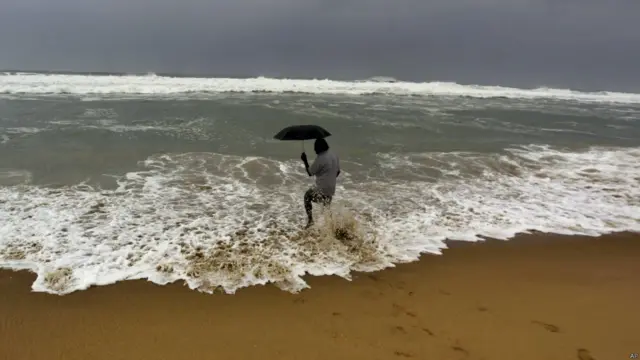 وقالت هيئة الأرصاد الجوية الهندية إنه من المتوقع أن يؤدي الاعصار إلى ارتفاع مستوى سطح البحر عندما يضرب الساحل.