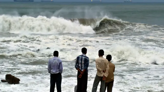 وهطلت الأمطار الغزيرة على القرى الساحلية في ولاية أندرا براديش المجاورة.
