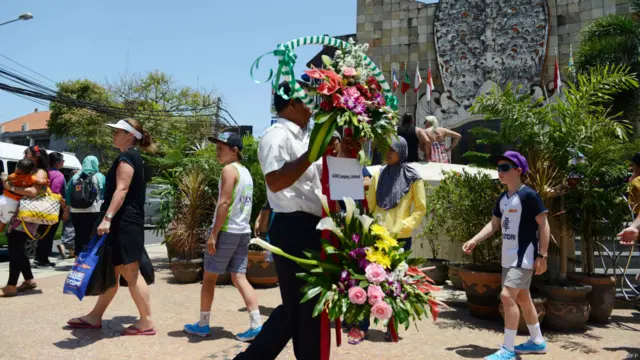 Karangan bunga dibawa untuk memperingati 11 tahun serangan yang mematikan di kawasan yang padat dengan wisatawan manca negara itu. 