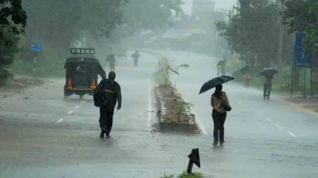 بھارتی محکمۂ موسمیات کے ڈائریکٹر جنرل کے حوالے سے بتایا گیا کہ ’ہواؤں کی رفتار کو دیکھتے ہوئے پتہ چلتا ہے کہ طوفان بہت زیادہ نقصان دہ ہو سکتا ہے۔‘