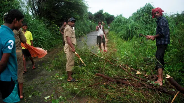بھارت میں خلیجِ بنگال میں آنے والے ایک بہت بڑے سمندری طوفان فائلن کے پیشِ نظر چار لاکھ افراد کو محفوظ مقامات پر منتقل کیا گیا ہے۔