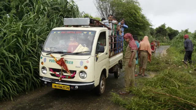सुरक्षाबल आंध्र प्रदेश के तटीय इलाक़ों से अब तक लगभग एक लाख लोगों को निकाला जा चुका है.