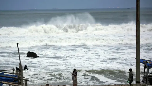 चक्रवाती तूफ़ान पायलिन तेज़ी से आंध्र प्रदेश और ओडीशा के तटीय इलाक़ों की ओर आ रहा है. मौसम विभाग का अनुमान है कि 210 से 220 किमी प्रति घंटे की रफ़्तार ये यह तटीय इलाक़ों तक शनिवार शाम तक पहुंचेगा.