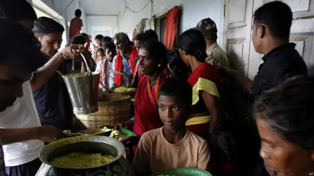 हज़ारों लोगों ने अस्थाई शिविरों में शरण ले रखी है. भुवनेश्वर से 200 किलोमीटर दूर गंजम के एक शिविर का हाल.