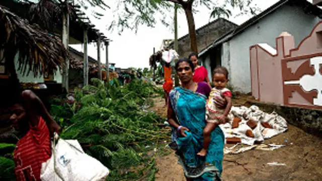 सोशल मीडिया पर कई लोग पायलिन के पूर्वानुमान के लिए मौसम विभाग की तारीफ़ भी कर रहे हैं.