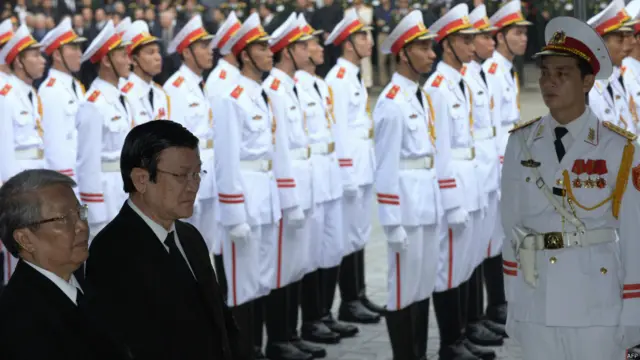 越南國家主席張晉創（右）和前國家主席陳德良向武元甲大將致哀。