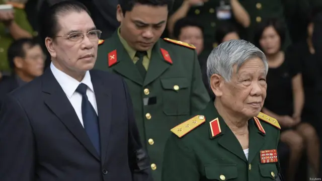 前越南共產黨總書記黎可漂（右）和前越南共產黨總書記農德孟。