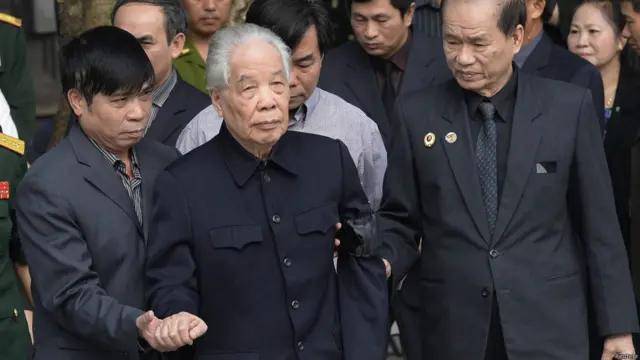 前越南共產黨總書記杜梅（中）前往吊唁武元甲大將。