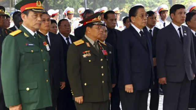 參加武元甲大將葬禮的還有老撾國家主席朱馬利（右二）。