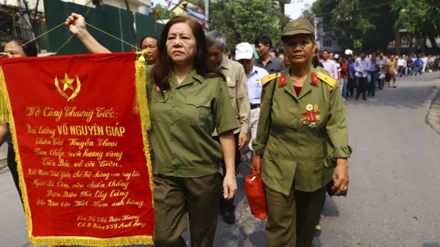 越南老兵於施妙香（舉旗者）前往國葬大廳參加武元甲大將吊唁活動。