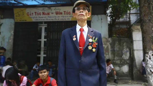 越南老兵阮庭茂在國葬大廳外凖備參加吊唁活動。