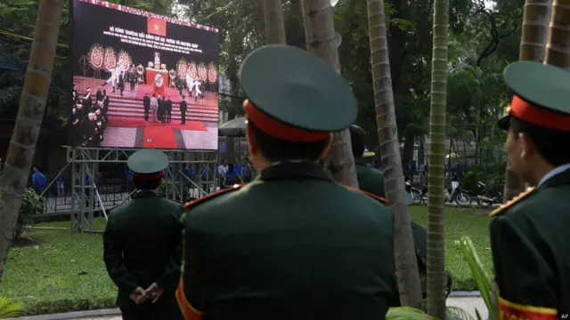 國葬大廳外的公園裏安裝了電視大屏幕，現場直播武元甲大將葬禮的過程。