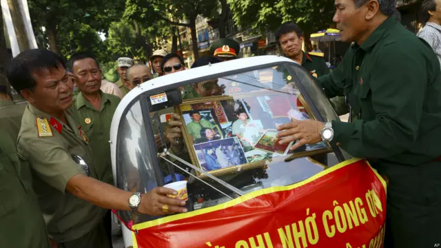 一批在戰爭中負傷的越南老兵凖備前往國葬大廳參加吊唁武元甲大將的活動。
