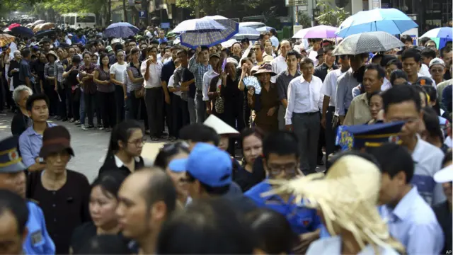 大批越南民眾在國葬大廳外排起長隊，參加吊唁武元甲大將的活動。