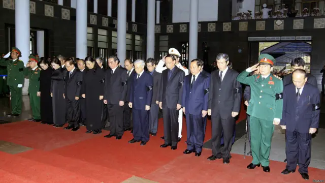 越南共產黨總書記阮富仲（前排右六）率越共高級官員吊唁武元甲大將。