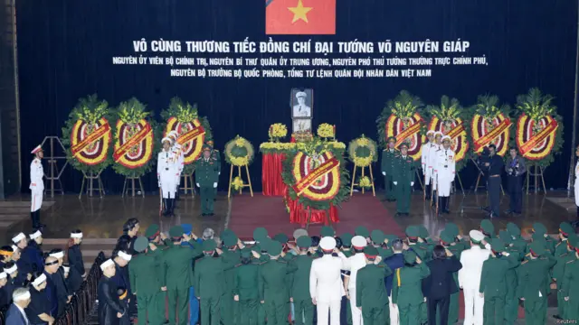 越南士兵星期六（10月12日）在首都河內的國葬大廳向武元甲大將致敬。