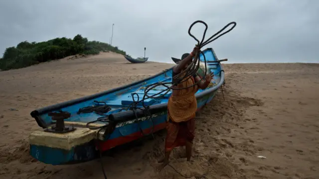 ساحلی علاقوں کے ماہی گیر محفوظ مقامات تک جانے سے قبل اپنی کشتیوں کو بھی ہر ممکن حد تک محفوظ کرنے کی کوششیں کر رہے ہیں۔