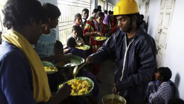 متاثرین کو حکومت اور امدادی اداروں کی جانب سے کھانا فراہم کیا جا رہا ہے