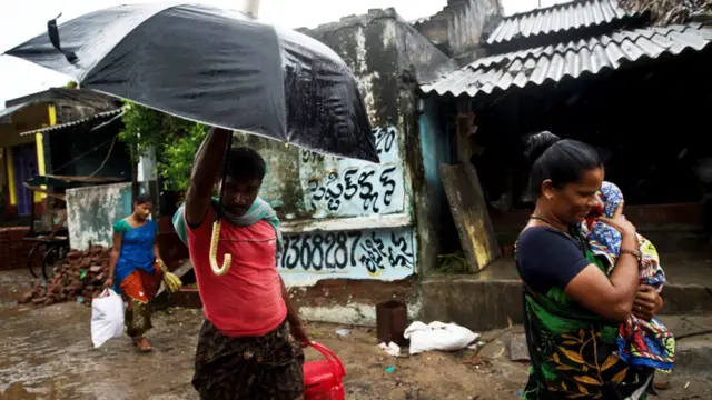 طوفان کی راہ میں آنے والے علاقوں سے انخلا کے لیے حکومت کی جانب سے ٹرانسپورٹ بھی فراہم کی جا رہی ہے اور لوگ اپنی مدد آپ کے تحت بھی علاقہ چھوڑ رہے ہیں۔