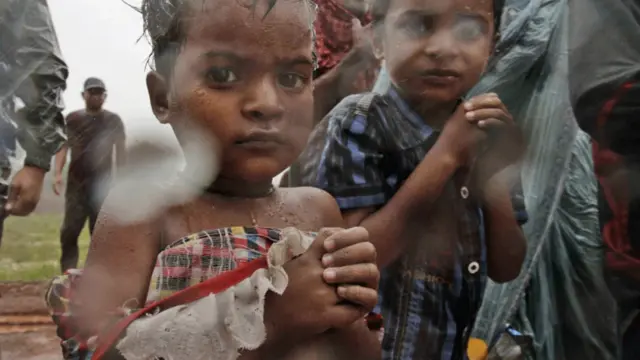 طوفان کا اثر اس کے ساحل سے ٹکرانے سے کئی گھنٹے قبل ہی محسوس کیا جانے لگا جب ساحلی علاقوں میں شدید بارش شروع ہوئی اور انتہائی تیز ہوائیں چلنے لگیں۔