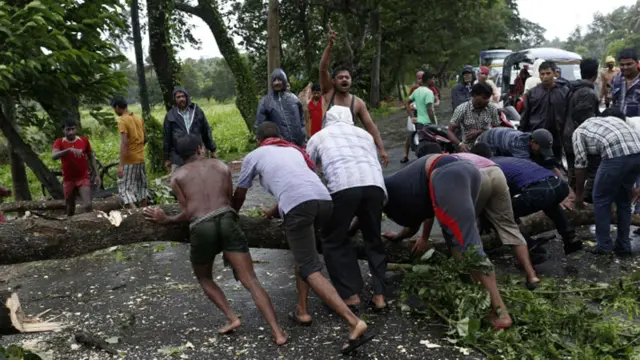 بارش اور تیز ہواؤں سے کئی مقامات پر درخت گر گئے جس سے ٹریفک کی روانی اور لوگوں کو محفوظ مقامات پر پہنچانے کا عمل متاثر ہوا ہے۔