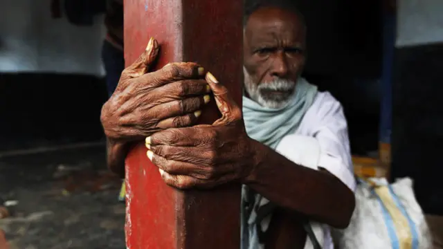 حکام کا کہنا ہے کہ اڑیسہ کے ساحلی علاقوں میں کسی بھی فرد کو کچے یا پتّوں اور جھاڑیوں سے بنے مکانات میں رہنے کی اجازت نہیں۔