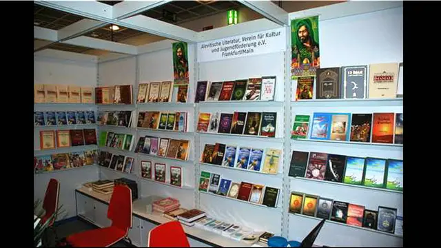 جدا از کشورها، برخی از کیش‌ها و اقلیت‌ها و مکتب‌های دینی نیز در نمایشگاه غرفه دارند: غرفه پیروان کیش علوی در نمایشگاه کتاب فرانکفورت.