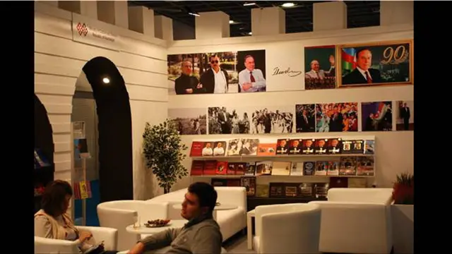برخی از کشورها از غرفه کتاب برای تبلیغ سیاسی استفاده می‌کنند. تصویری از غرفه آذربایجان با عکس‌های فراوان رئیس جمهور و پدرش.