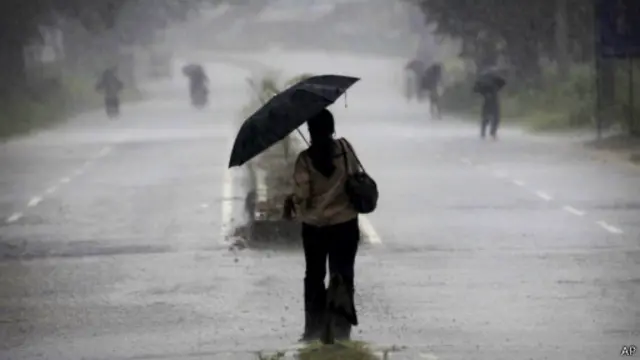 مقامهای هندی هشدار دادهاند که این گردباد خسارات گستردهای را به بار خواهد آورد