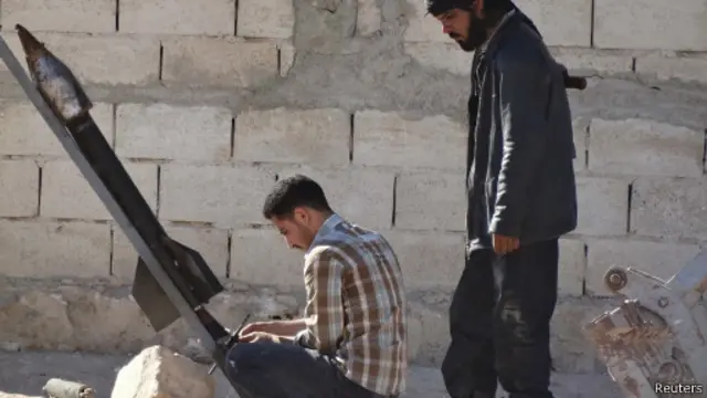 يؤدي الخبراء الدوليون عملهم على الرغم من استمرار المعارك بين الجيش السوري والمعارضة المسلحة