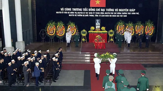 Los restos del general había sido trasladados el sábado a la sede de la Asamblea Nacional vietnamita en Hanói. Giap falleció la semana pasada a los 104 años de edad.