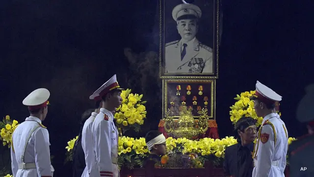 Los líderes vietnamitas, junto a diplomáticos y veteranos de guerra, han presentado sus respetos ante el féretro de Giap, mientras a las afueras del recinto parlamentario miles de personas hacían una fila, que según datos oficiales, alcanzaba los tres kilómetros de longitud. 