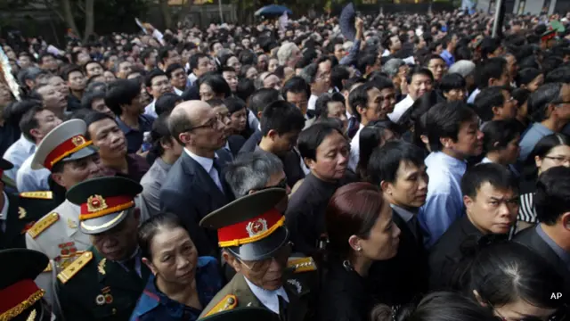 En los días previos, cientos de miles de personas desfilaron frente a la residencia de Giap a las afueras de Hanói, para testimoniar su respeto a la memoria del militar.
