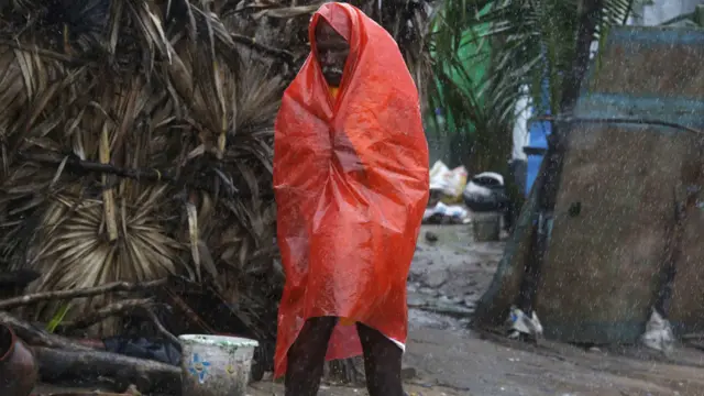 طوفان کے باعث امدادی اشیا کی قلت کی بھی اطلاعات ہیں