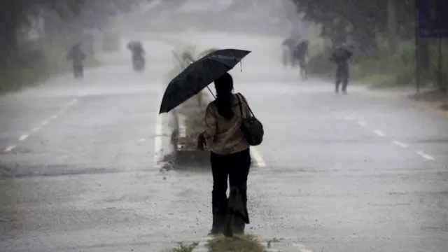 طوفان سے متاثرہ علاقوں میں بہت سے لوگوں کو عارضی نوعیت کے حفاظتی مکانات میں منتقل کر دیا گیا ہے