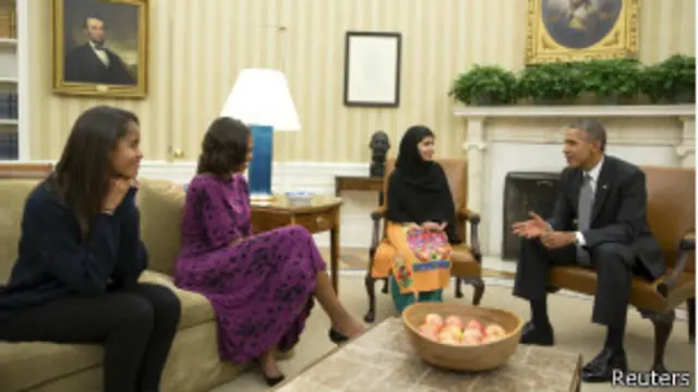 АҚШ ҳукумати Малала Юсуфзайнинг қиз болаларнинг мактабда таҳсил олиш йўлидаги қатъиятини рағбатлантиришга қарор қилган.