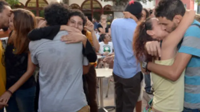 الأحبة يحتجون على القبض على مراهقين بسبب صورة قبلة على الانترنت