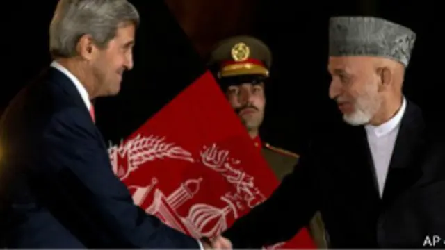 Госсекретарь США Джон Керри и президент Афганистана Хамид Карзай в Кабуле 12 октября 2013 года