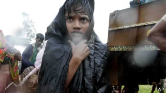 မုန်တိုင်းသင့် ဒုက္ခသည်တွေ အိုးအိမ် စွန့်ခွာပြေးရ