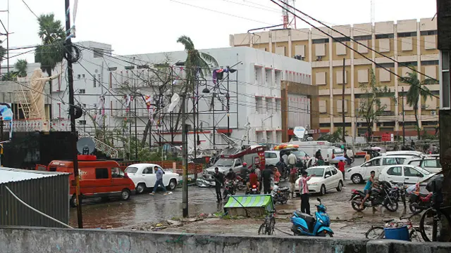 بہرام پور میں بلند سائن بورڈ بھی طوفانی ہواؤں کا مقابلہ کرنے میں ناکام رہے۔