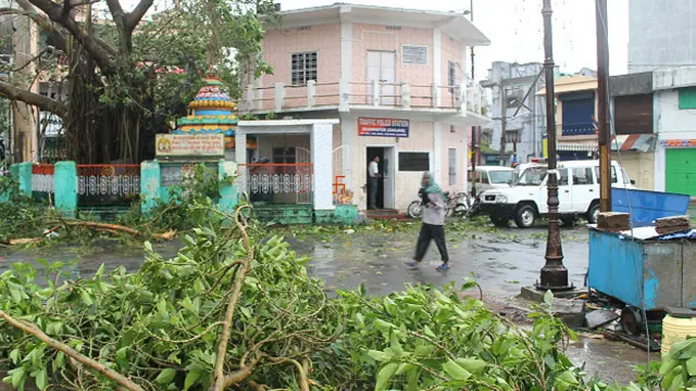 اڑیسہ کے شہر بہرام پور میں کئی مقامات پر درخت سڑکوں پر آ گرے۔