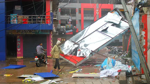 ساحلی قصبات کے علاوہ اڑیسہ کے شہروں میں بھی طوفانی ہواؤں نے خاصی تباہی مچائی ہے۔